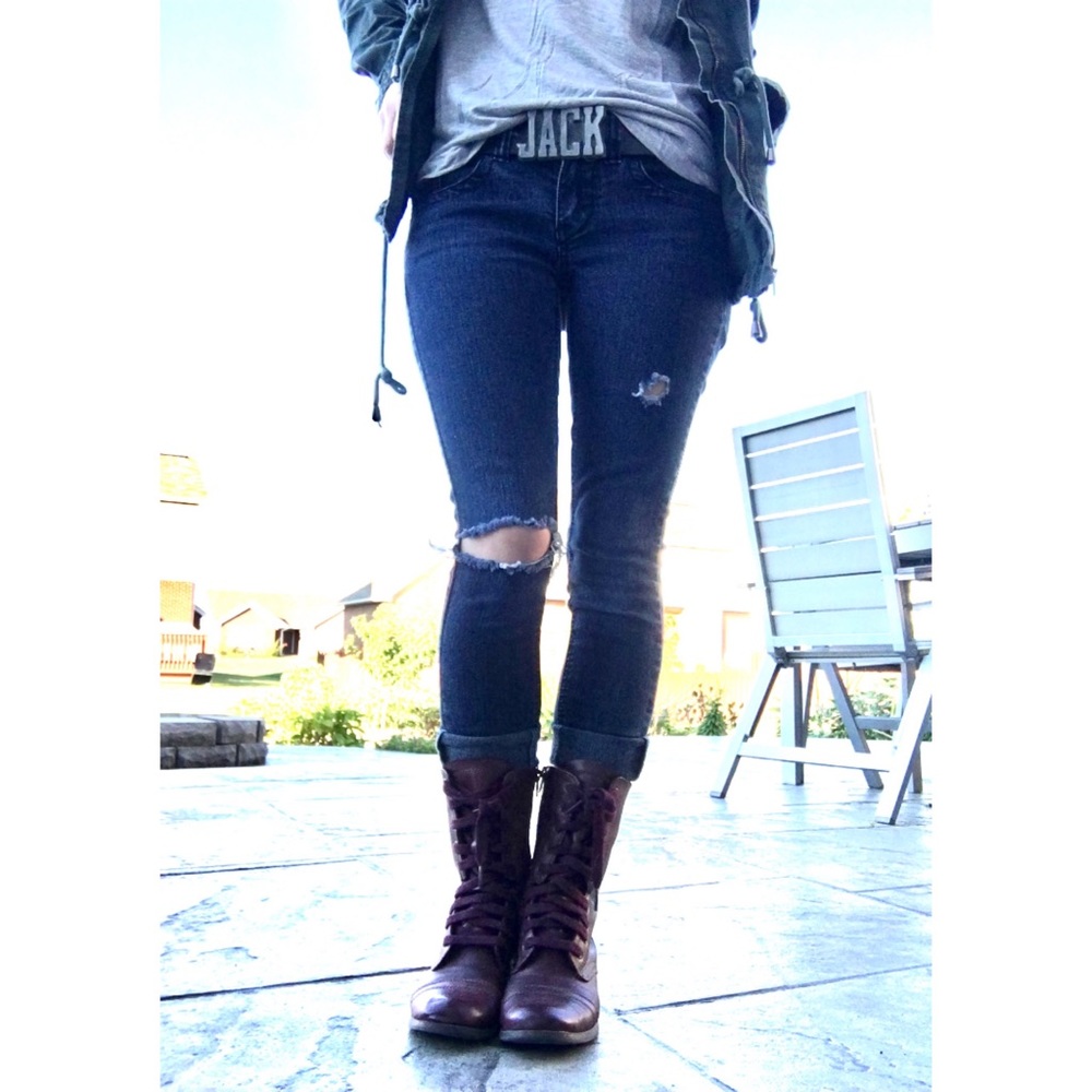 VNTG Wallflower Dark Wash Skinny Jeans Distressed Worn Jeans